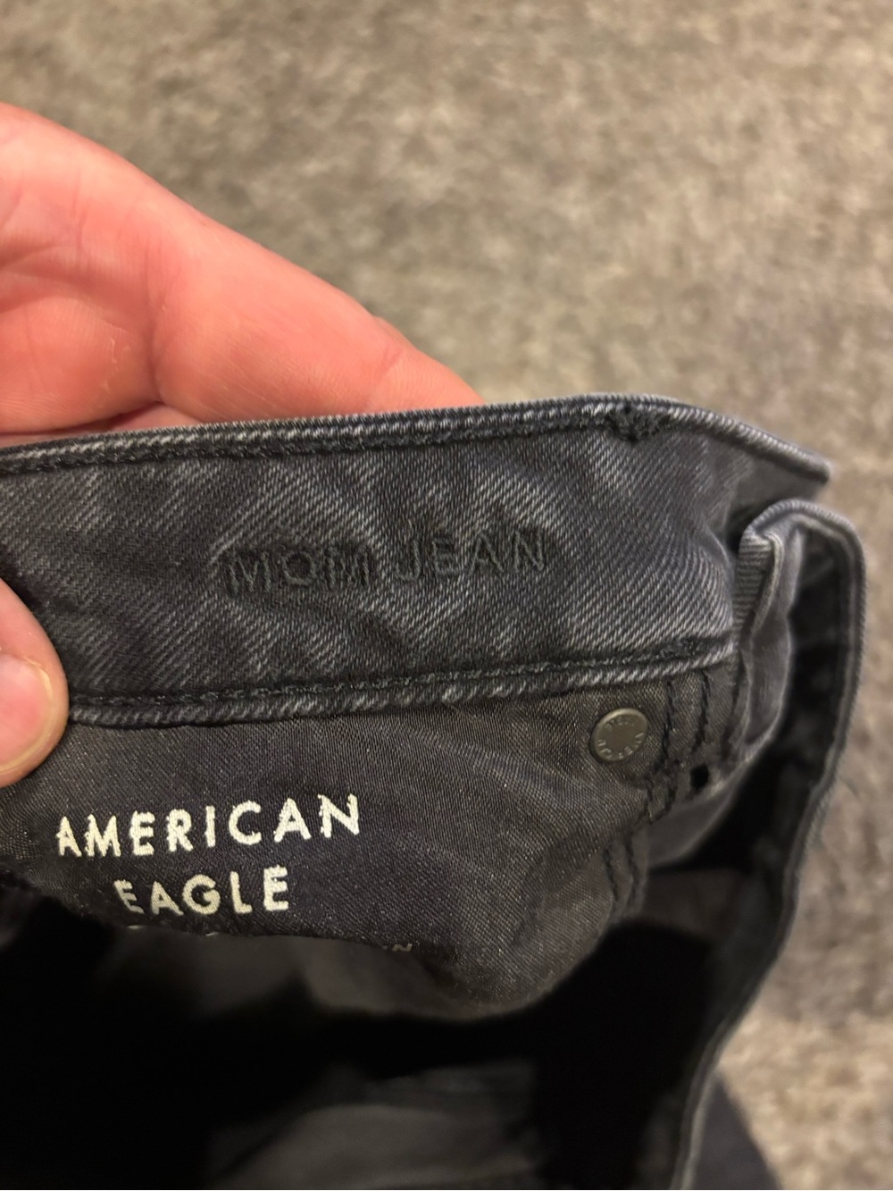 Women’s American Eagle Outfitters Black Distressed Mom Jeans - Picture 8 of 9
